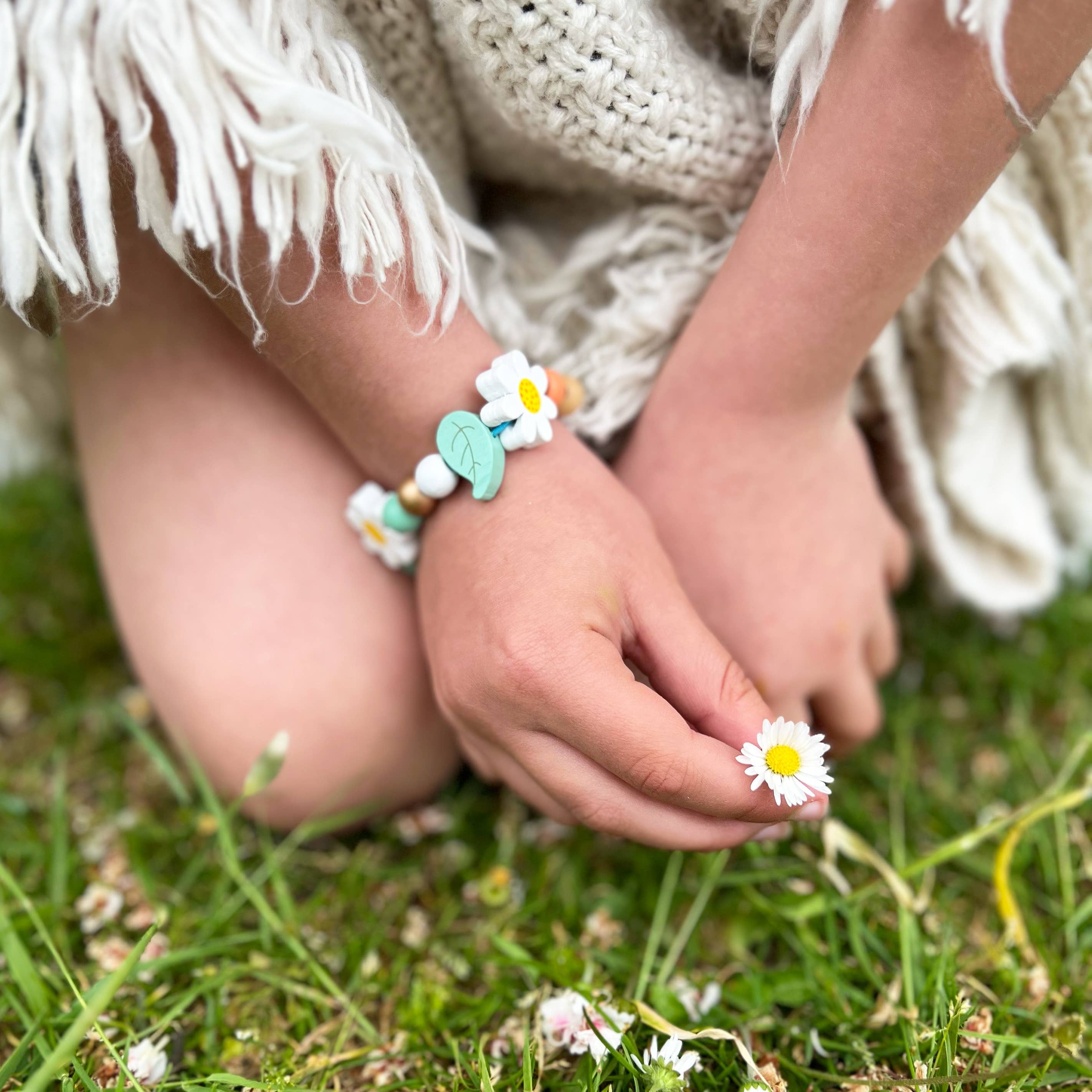 Buy Daisy Bracelet Gift Kit | Art and Craft Box for kids by Learning Bugs UK