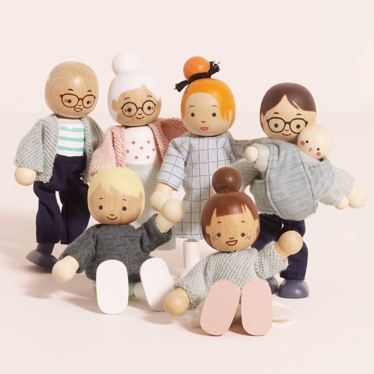 Le Toy Van Dolls House Family, 7 wooden dolls, photo 1 of 7