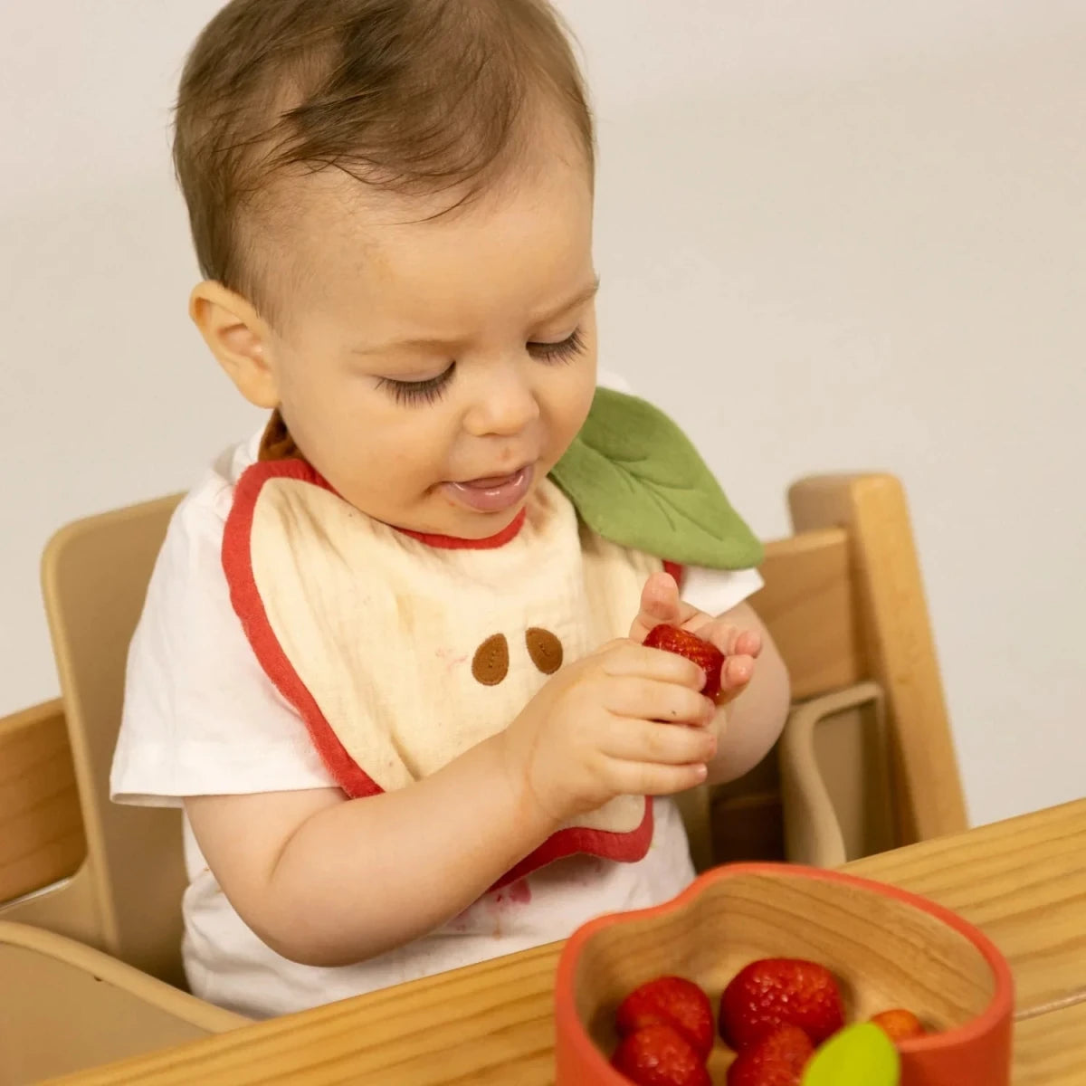 Oli&Carol Pepa the Apple Feeding Bib – Tableware & Cutlery for children, available at Learning Bugs UK