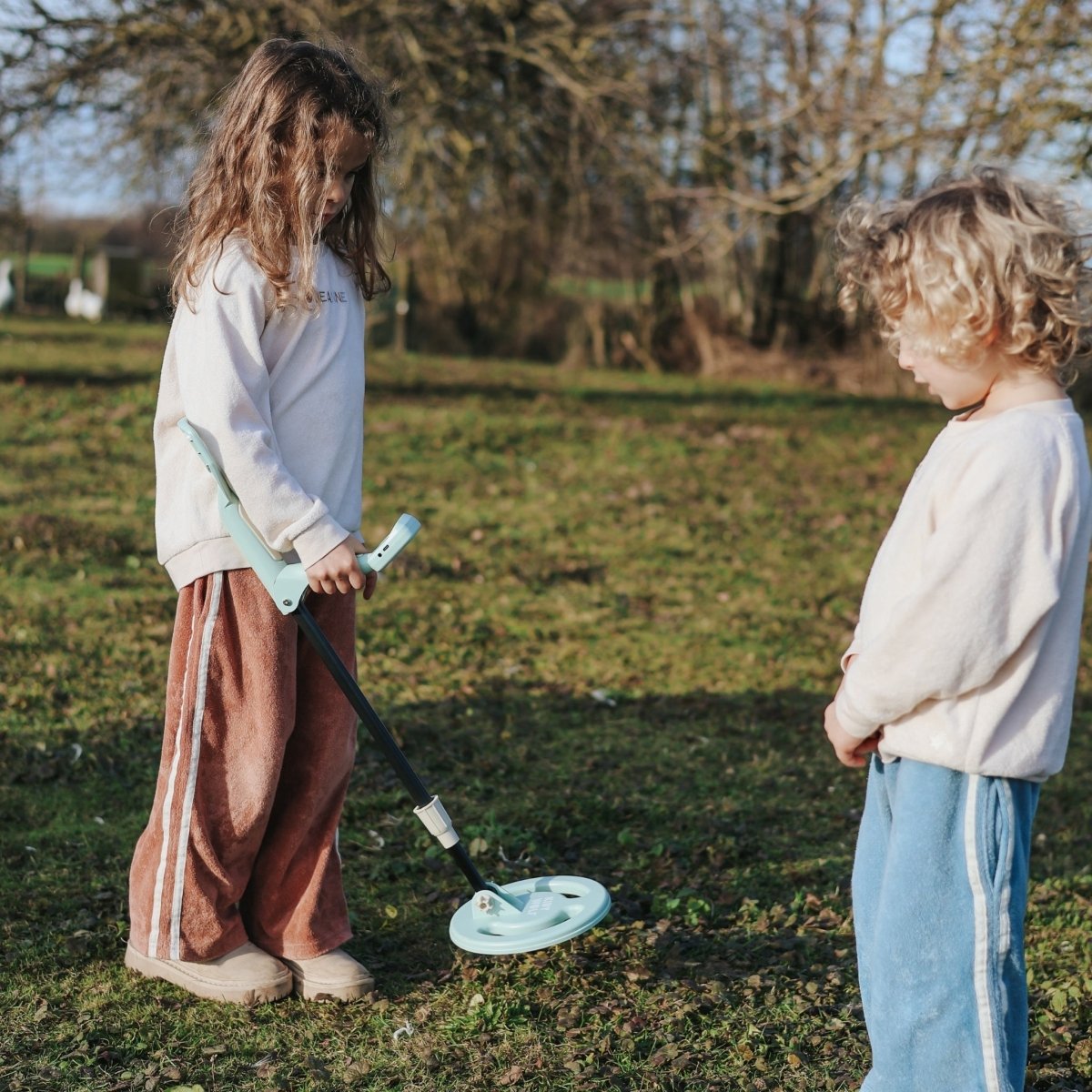 KIDYMETAL Metal Detector Green – Exploration & Discovery for children, available at Learning Bugs UK