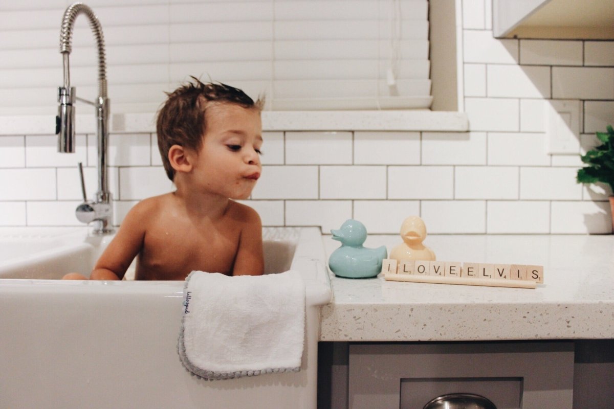 Oli & Carol Small Ducks Monochrome Mint – Bath Toys for children, available at Learning Bugs UK